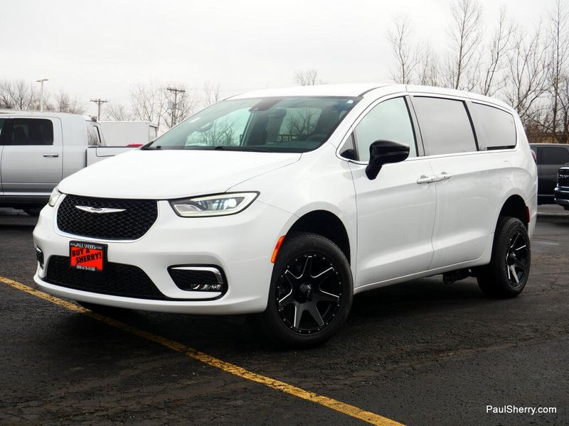 Used 2024 Chrysler Pacifica Touring