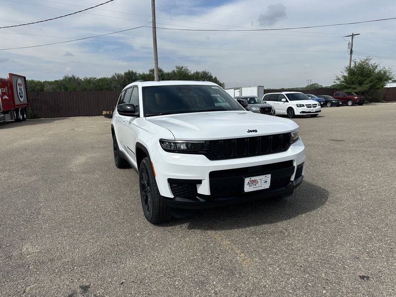 2024 Jeep Grand Cherokee L Altitude X 4x4Image 2