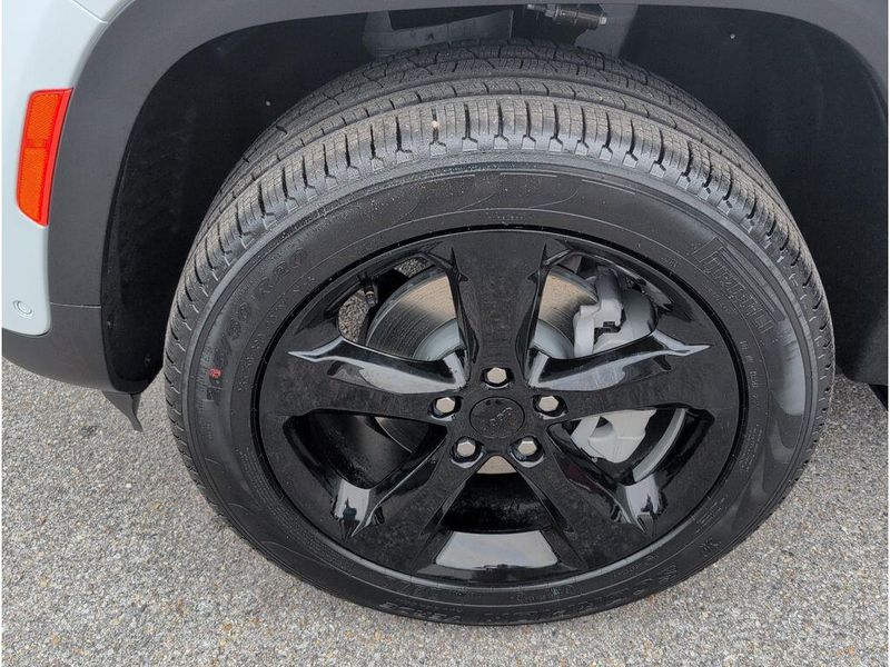 New 2025 Jeep Grand Cherokee Limited 4x2Image 9