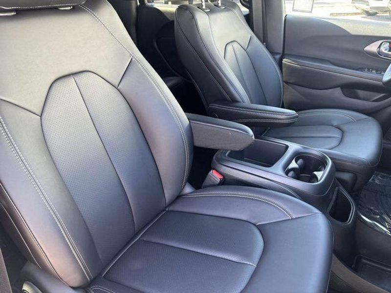 New 2026 Chrysler Pacifica SelectImage 11