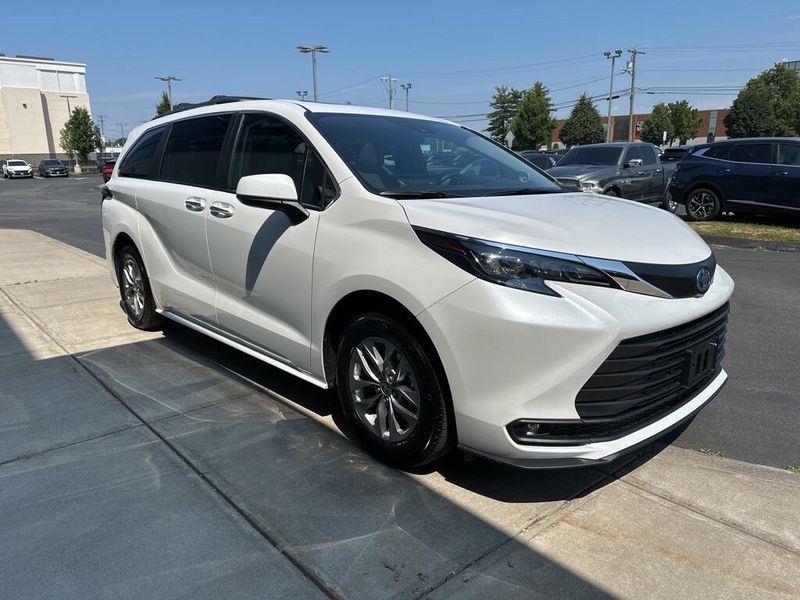 2025 Toyota Sienna XLEImage 3