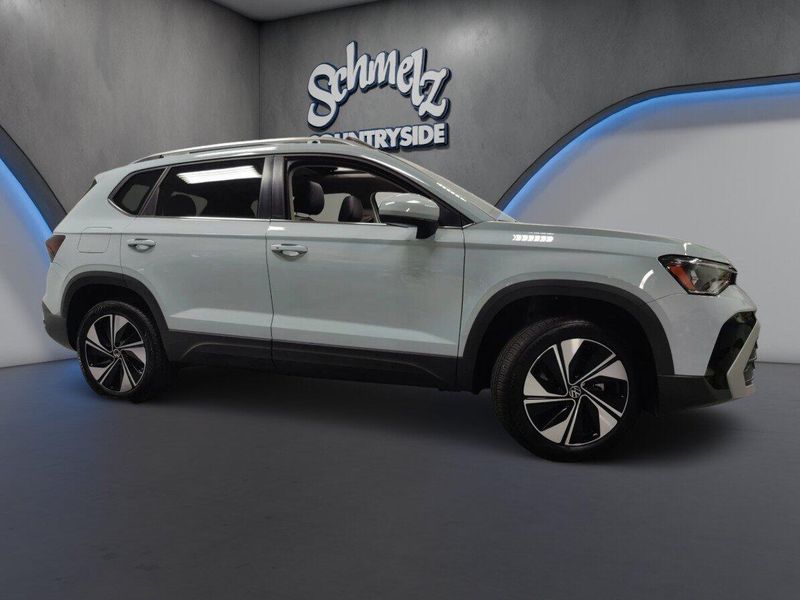 Used 2025 Volkswagen Taos SE AWD w/SunroofImage 3