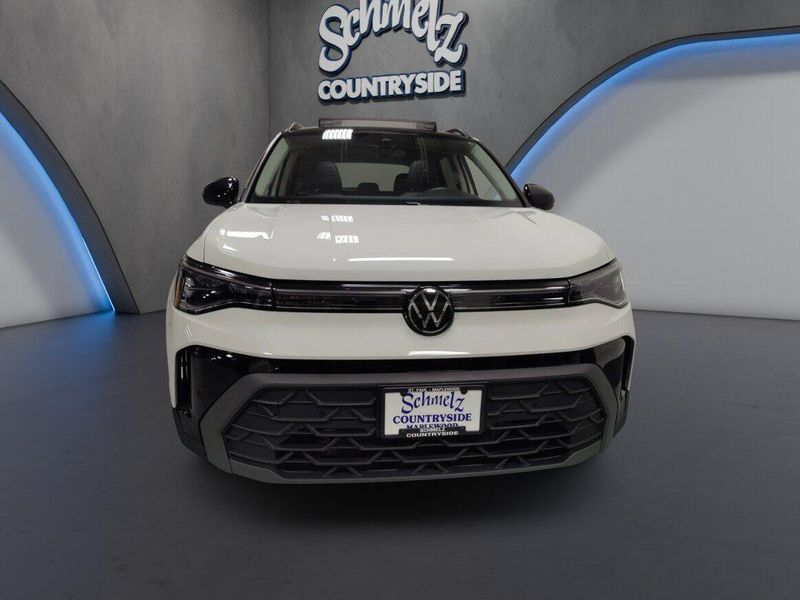 Used 2025 Volkswagen Taos SE Black Edition w/SunroofImage 2