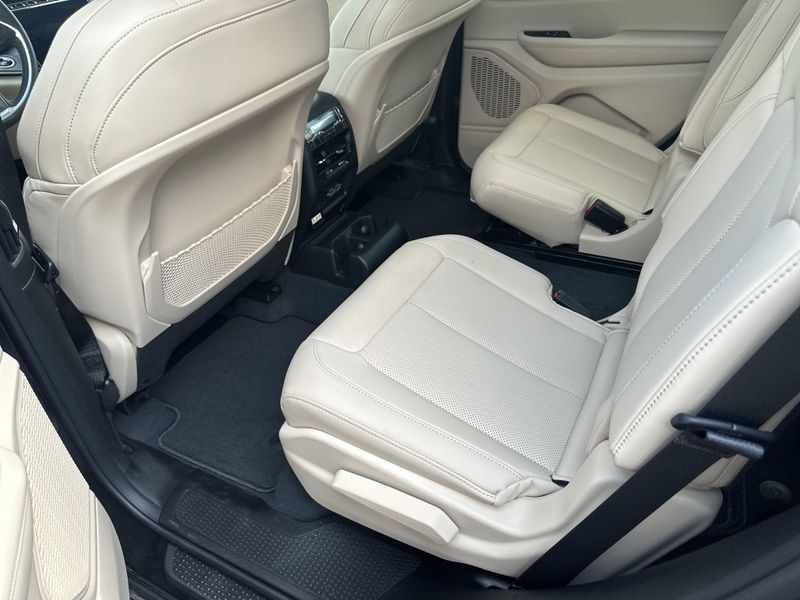 2025 Jeep Grand Cherokee L Limited 4x4Image 16