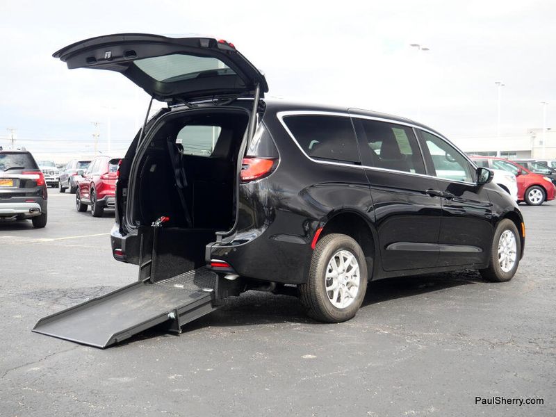 Used 2025 Chrysler Pacifica Select