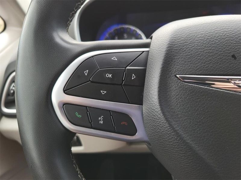 2022 Chrysler Pacifica Touring LImage 11