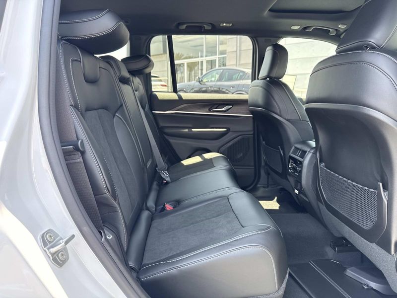 New 2026 Jeep Grand Cherokee Laredo Altitude 4x2