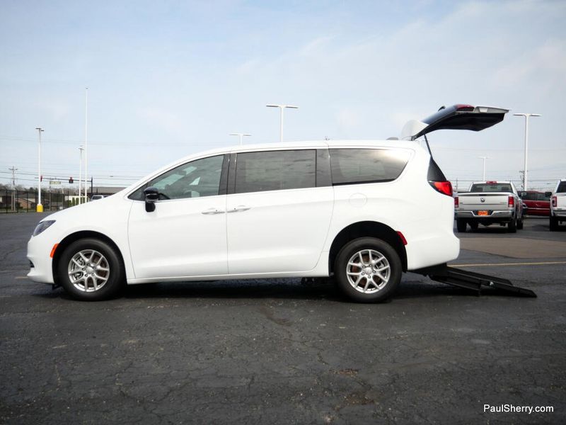 New 2026 Chrysler Voyager Lx