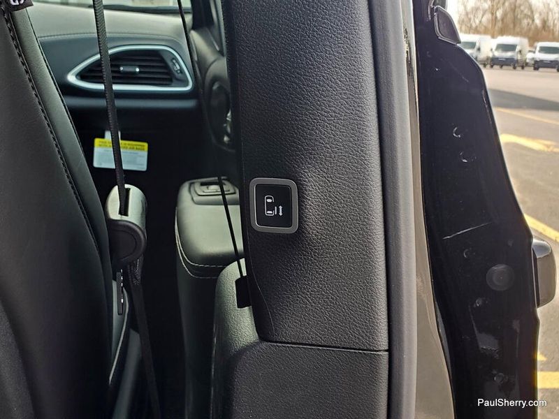 New 2026 Chrysler Pacifica Select