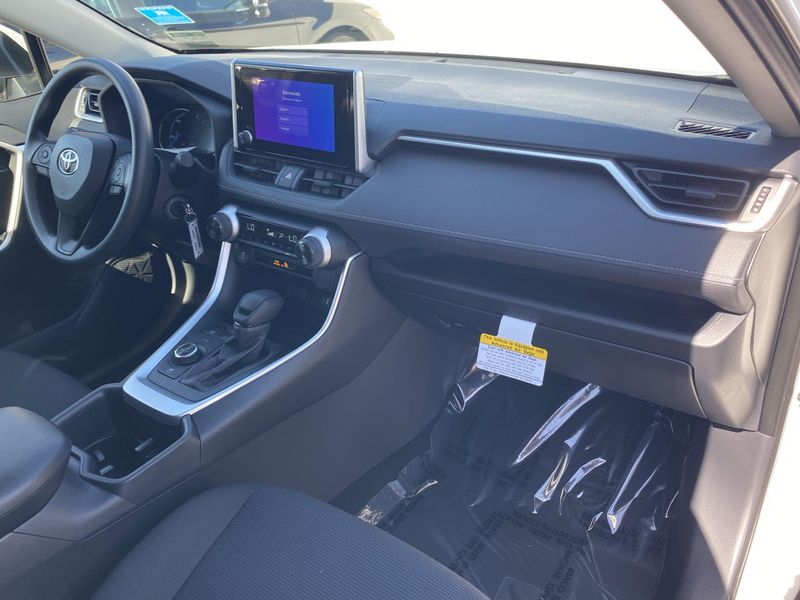 New 2025 Toyota RAV4 Hybrid LEImage 9