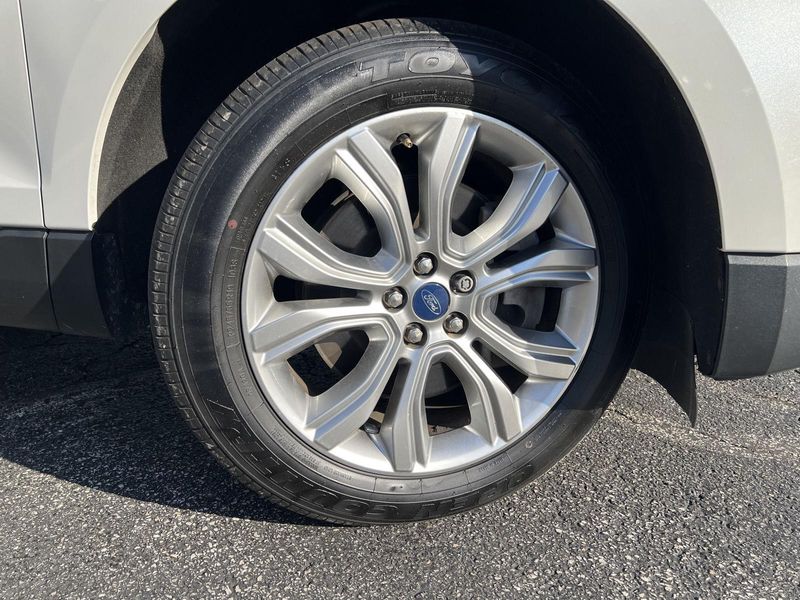 2022 Ford Edge Titanium photo 2