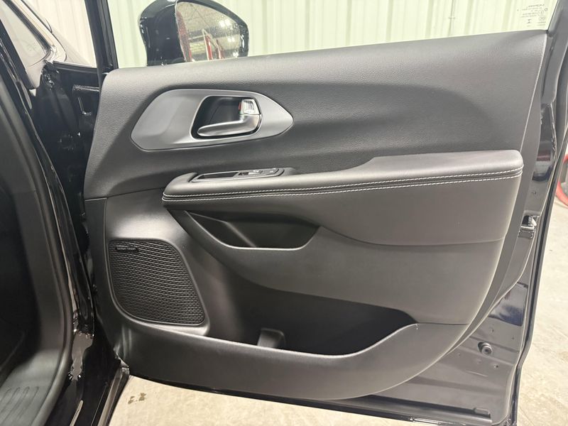 New 2026 Chrysler Pacifica LimitedImage 15