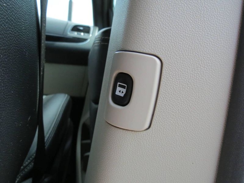 Used 2018 Dodge Grand Caravan SXT 4dr Mini VanImage 32