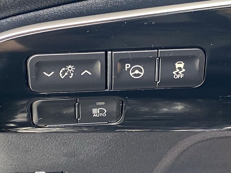 Used 2020 Toyota Prius LEImage 23