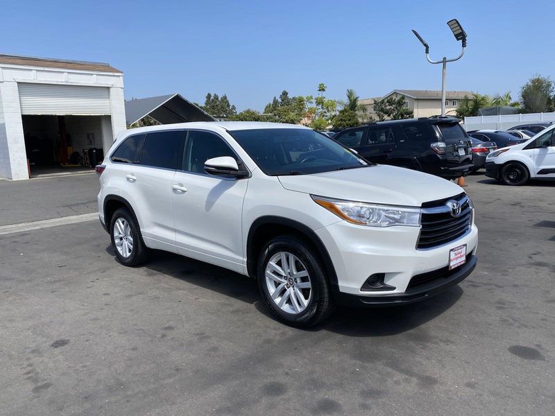 2016 Toyota Highlander LE V6Image 2