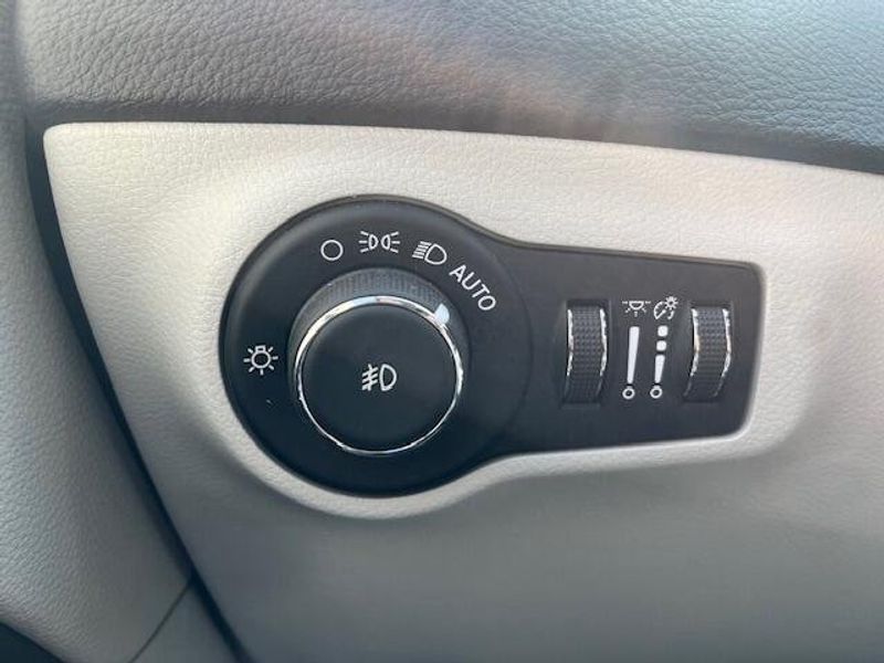 Used 2020 Jeep Compass Image 9