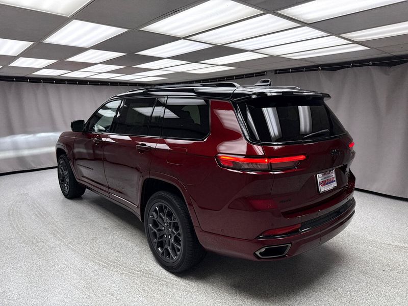 New 2025 Jeep Grand Cherokee L Summit Reserve 4x4Image 2