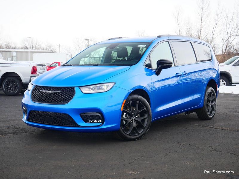 New 2026 Chrysler Pacifica Select