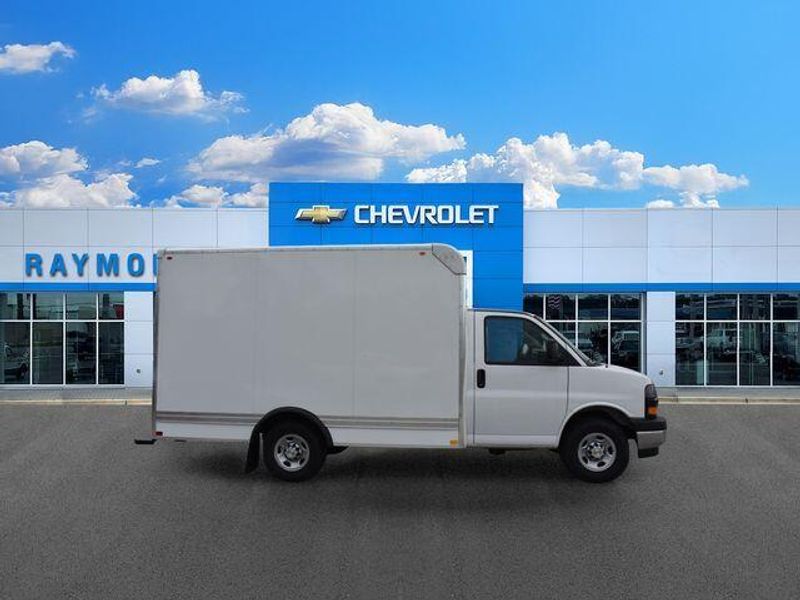 New 2026 Chevrolet Express 3500 Work VanImage 2