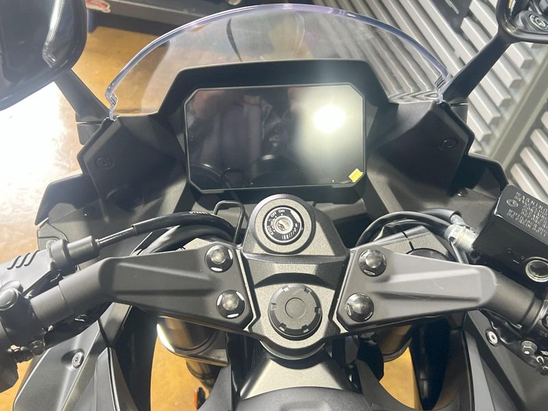 2025 Suzuki GSX-8R Image 7