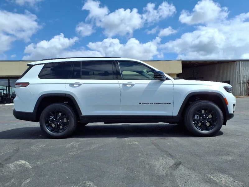 2025 Jeep Grand Cherokee Altitude photo 2