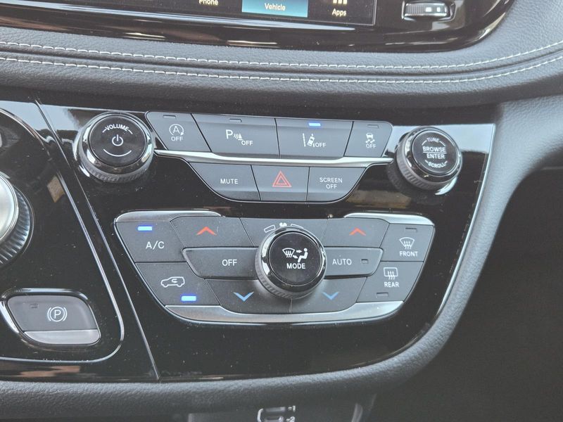 New 2026 Chrysler Pacifica Select