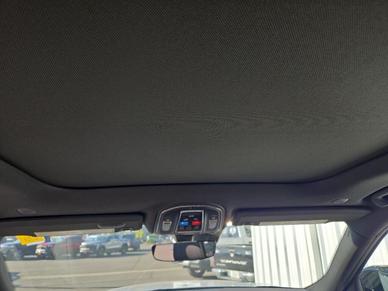 2025 Jeep Grand Cherokee Summit photo 9