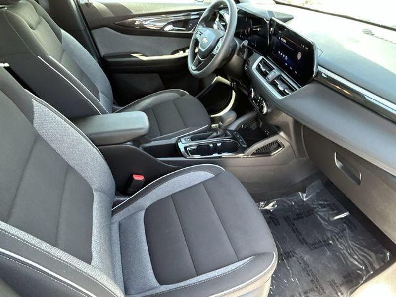 Used 2025 Chevrolet Trailblazer LSImage 12