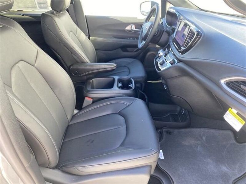 New 2025 Chrysler Pacifica SelectImage 12