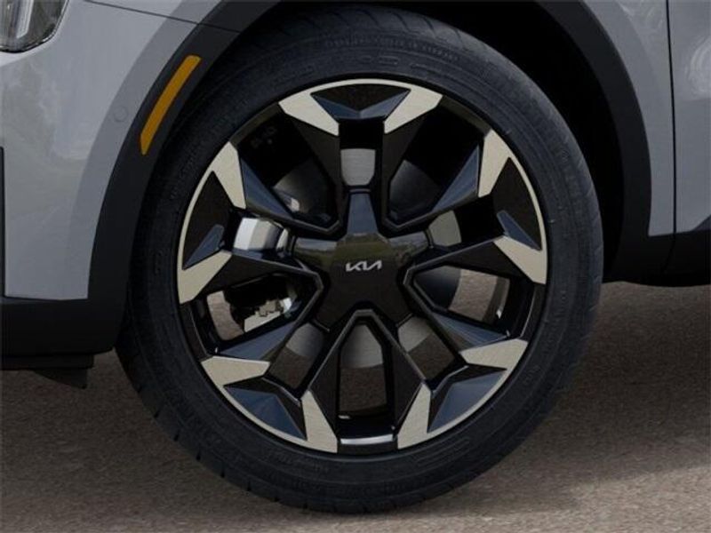New 2025 Kia Sorento SXImage 9