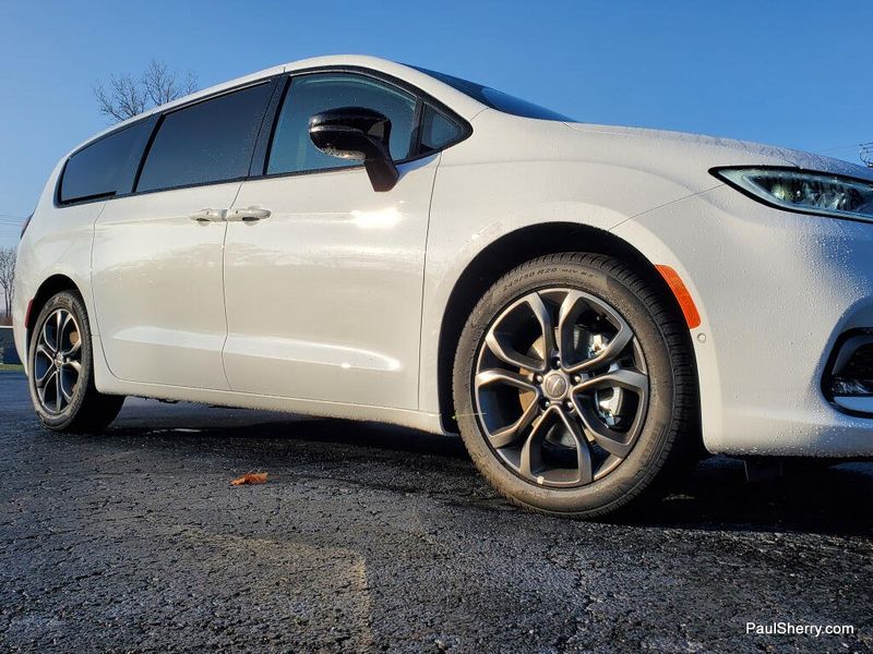 New 2026 Chrysler Pacifica Select