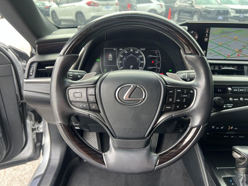 2019 Lexus ES 300hImage 10