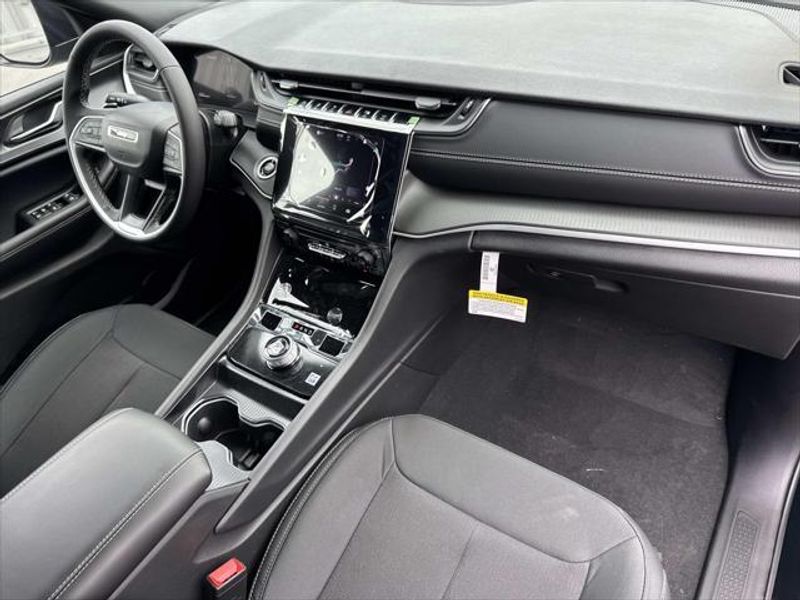 New 2026 Jeep Grand Cherokee Laredo 4x2