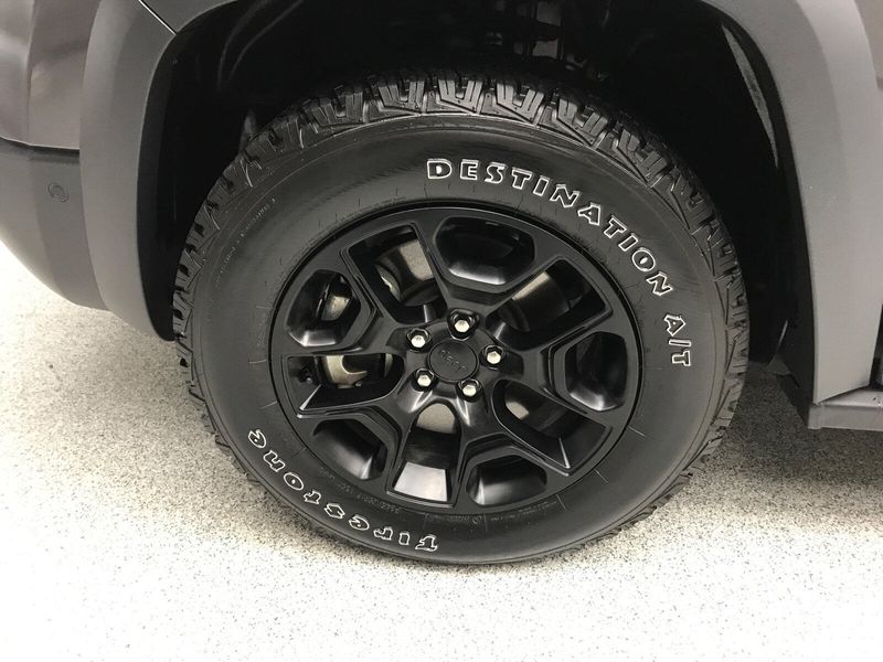 2023 Jeep Cherokee TrailhawkImage 2