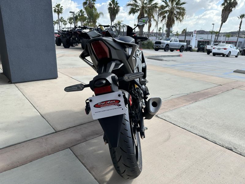 2025 Yamaha YZF-R3 Image 11