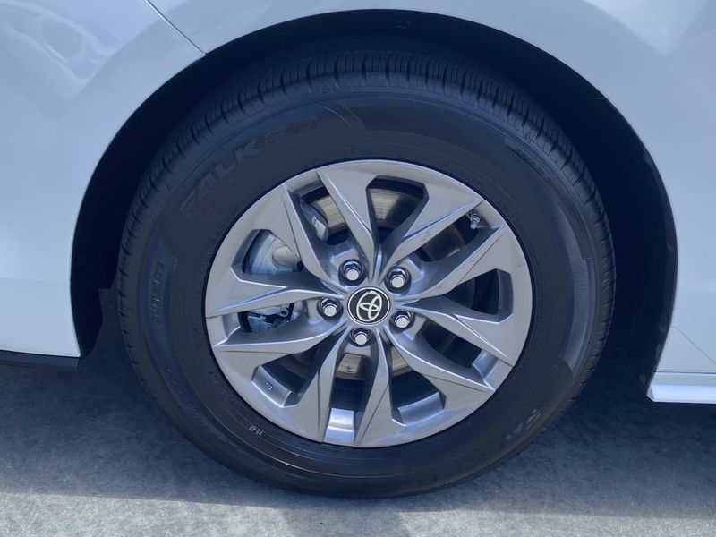 2024 Toyota Sienna LEImage 10