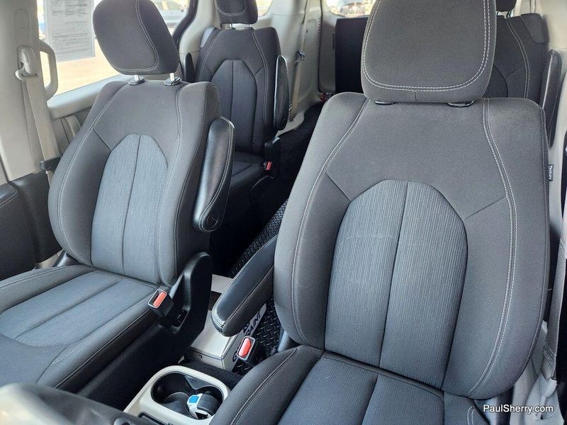 2022 Chrysler Voyager LXImage 37