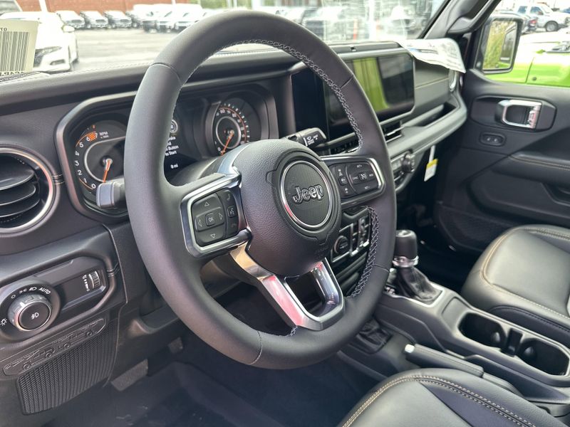 New 2025 Jeep Wrangler 4-door SaharaImage 21