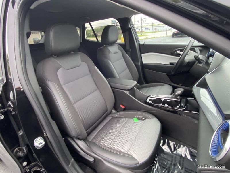 Used 2025 Chevrolet Trax LT