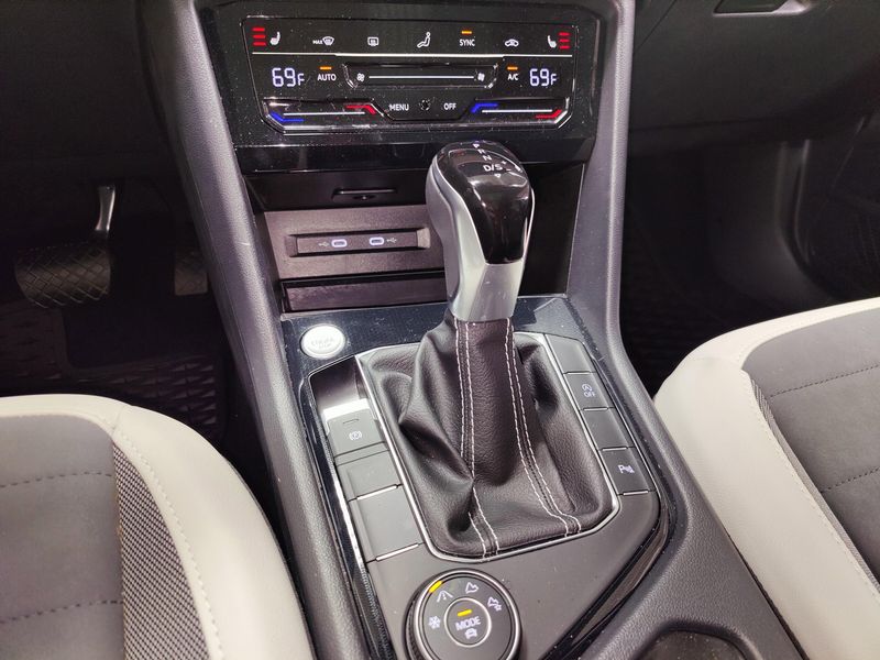 Used 2025 Volkswagen Taos SE AWD w/SunroofImage 19