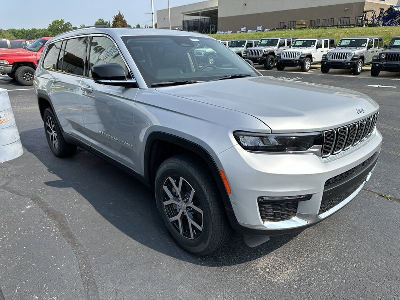 2023 Jeep Grand Cherokee L Limited 4x4Image 3