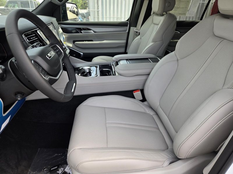 2026 Jeep Grand Wagoneer 4x2