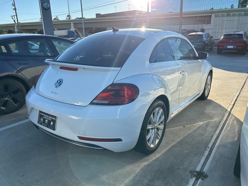 2018 Volkswagen Beetle 2.0T SEImage 2