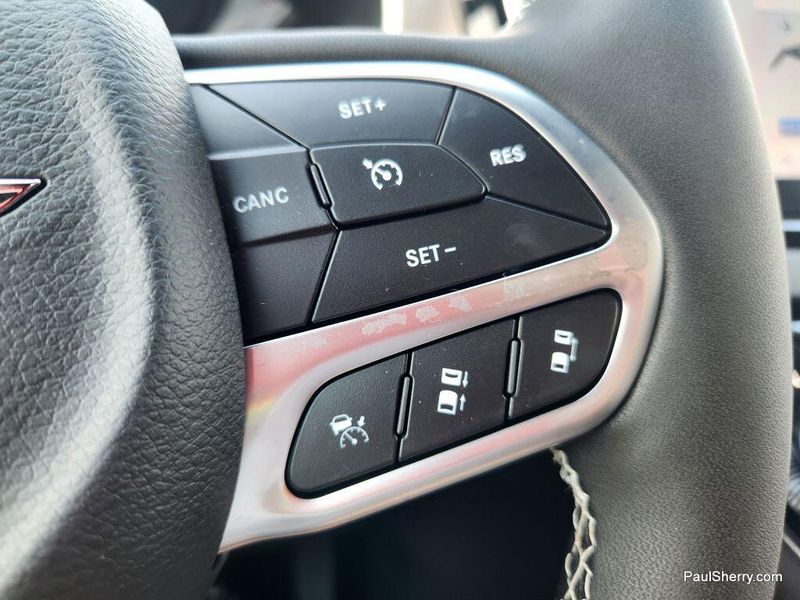 New 2025 Chrysler Voyager LXImage 47