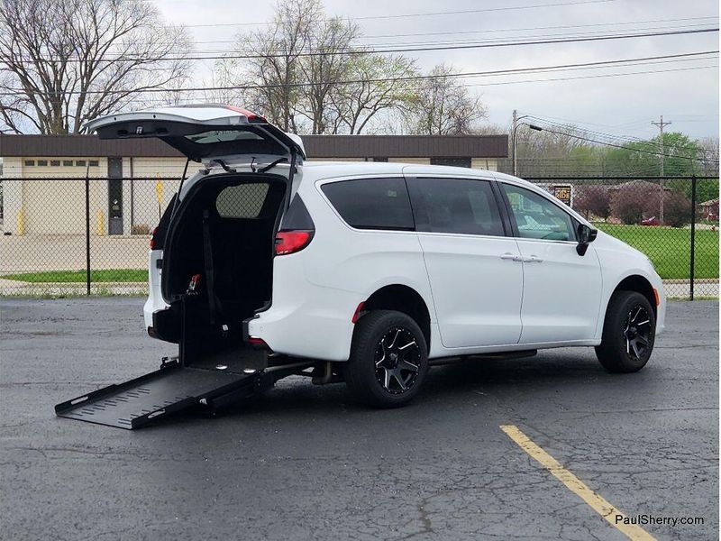 Used 2024 Chrysler Pacifica Touring