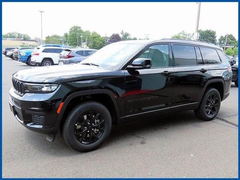 New 2025 Jeep Grand Cherokee Altitude XImage 3