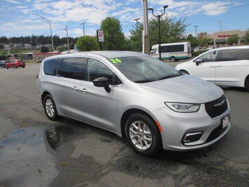 Used 2024 Chrysler Pacifica Touring LImage 5