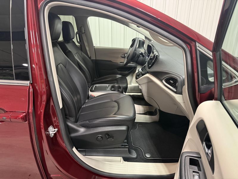 Used 2023 Chrysler Pacifica Touring LImage 12
