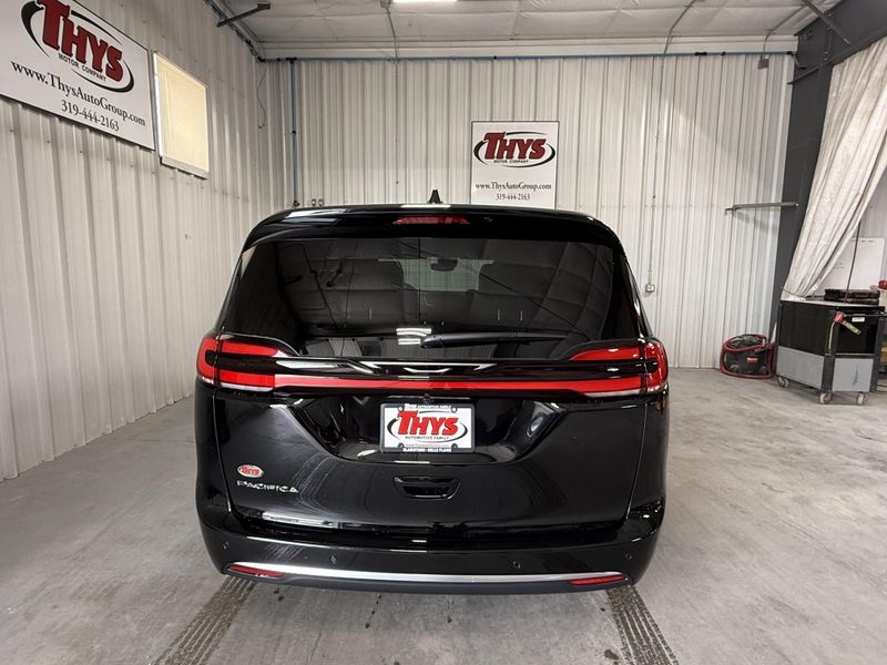 New 2027 Chrysler Pacifica SelectImage 4