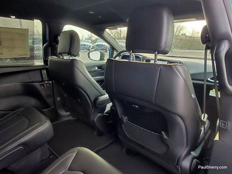 New 2026 Chrysler Pacifica Select